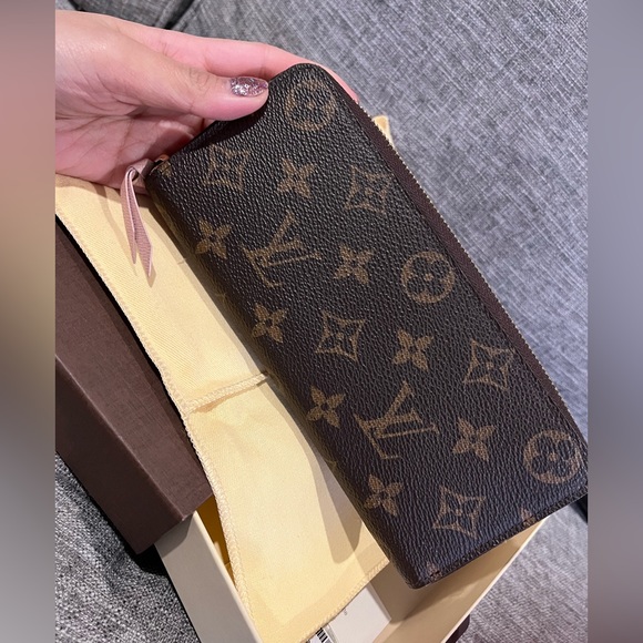 Louis Vuitton Clemence wallet in monogram rose ballerine interior - Picture 1 of 6